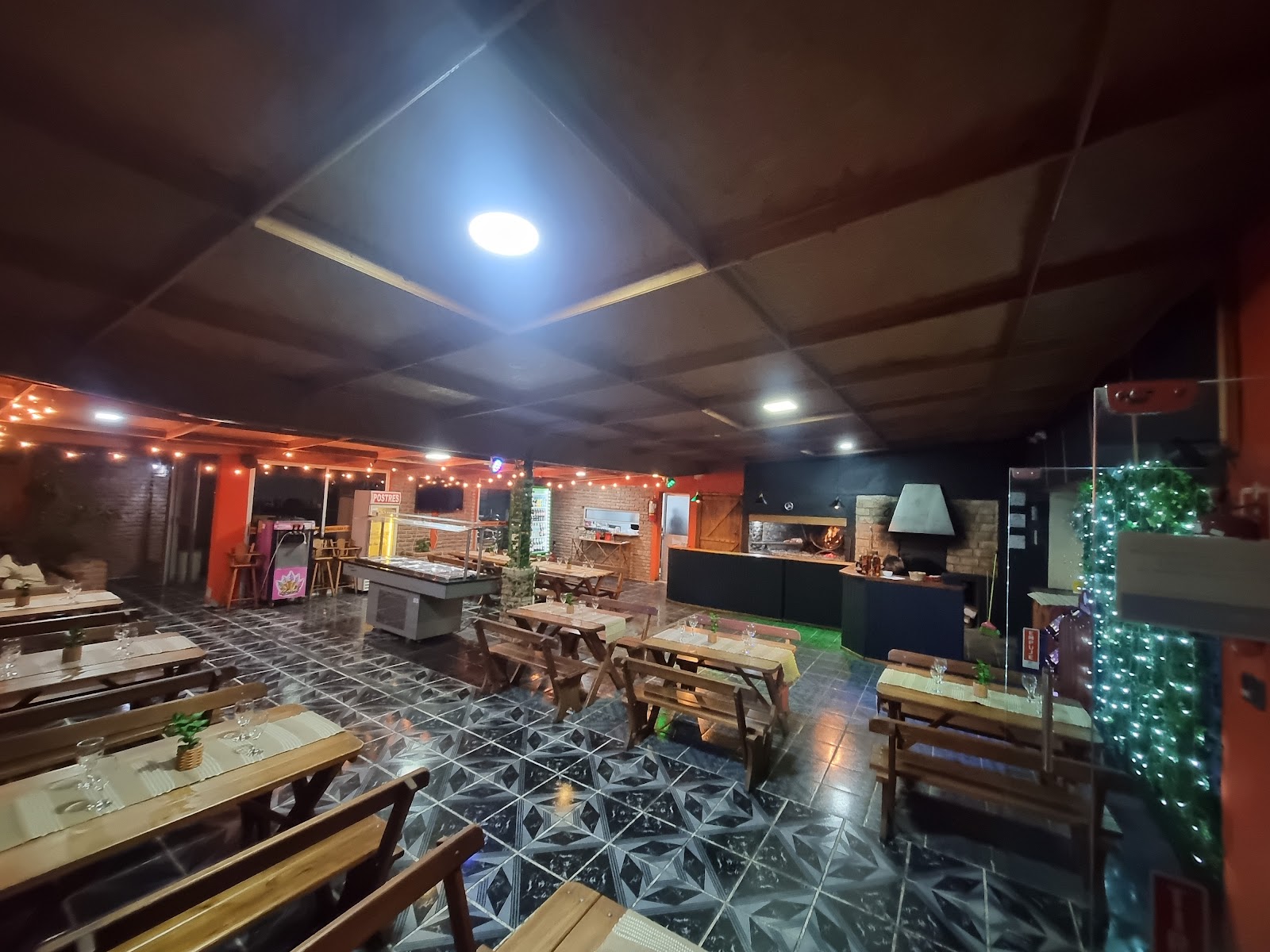 Salón con mesas largas y luces
