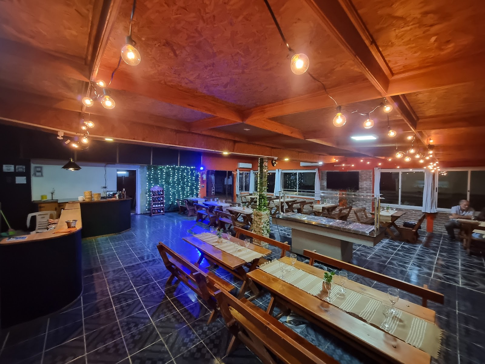Interior del local preparado para grupos